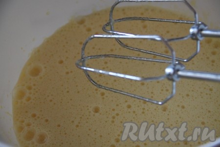 Яйца взбить с сахаром, масса должна посветлеть и стать пышной.
