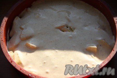 Залить яблоки тестом.&nbsp;
