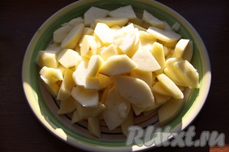 Очищенные яблоки нарезать пластинами.