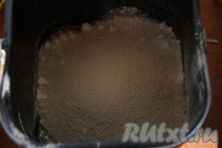 Дальше добавить соль, сахар и дрожжи.
