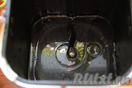 В чашу хлебопечки налить воду, уксус и растительное масло.