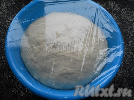 Через 30 минут тесто увеличится вдвое, обмять его руками и снова, накрыв пищевой плёнкой, поместить в теплое место на 30 минут.
