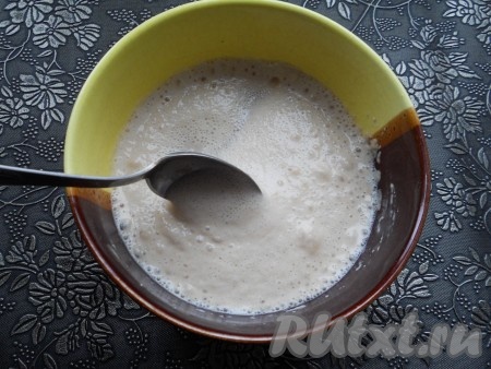 Прикрыть посуду с дрожжевой смесью пищевой пленкой и оставить в теплом месте на 10-15 минут. Дрожжи должны "ожить" (пениться).