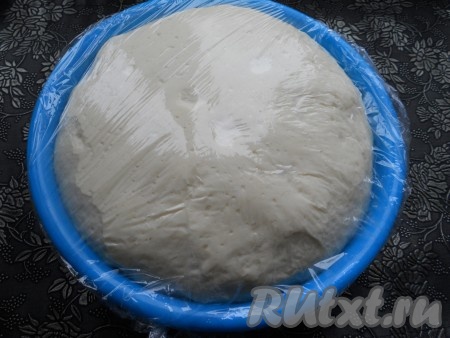 Второй раз тесто увеличится еще больше. Обмять его и поместить в холодильник еще на 30 минут.