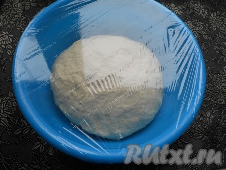 Накрыть посуду с тестом пищевой пленкой и поместить в теплое место на 30 минут.