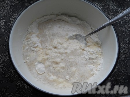 Также влить дрожжевую смесь, чуть смешать с мукой, а затем со сметанной смесью. Далее, добавляя оставшуюся муку, замесить тесто.
