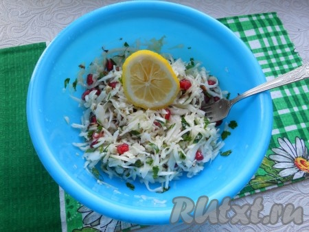 Салат полить лимонным соком и оливковым маслом, перемешать.
