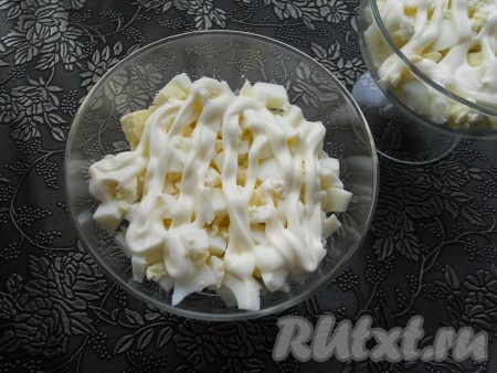 Следующий слой - рубленные вареные яйца + майонез.