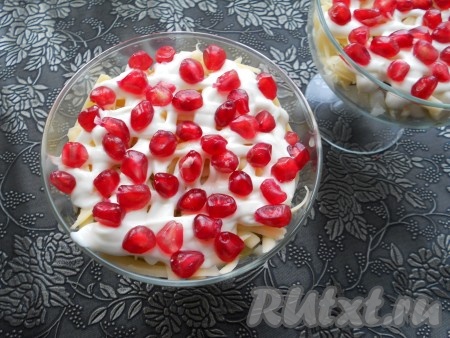 Украсить салат сверху слоем зерен граната.