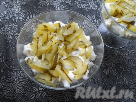 Далее - нарезанные тонкими брусочками или соломкой маринованные огурцы.