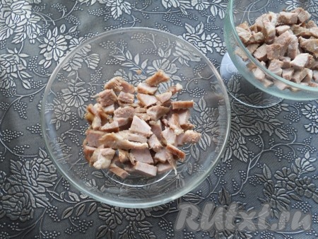 Мясо нарезать небольшими кусочками и выложить первым слоем, чуть посолить и поперчить (по желанию).
