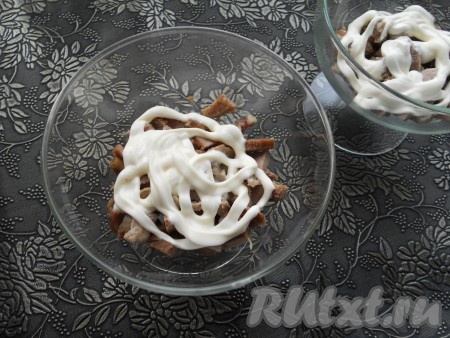 Смазать мясо майонезом.