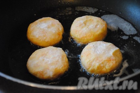 Мокрыми руками сформировать круглые котлеты. Запанировать их в муке и отправить на разогретую сковороду с растительным маслом. 