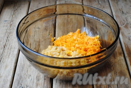 Готовый горох соединить с обжаренными луком и морковью. Взбить блендером до однородной массы. 