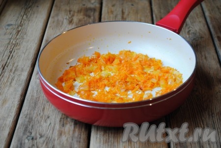 Жарить овощи около 5 минут, периодически помешивая. 