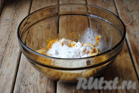 Добавить соль, чёрный молотый перец и 3 столовые ложки муки, хорошо перемешать. 