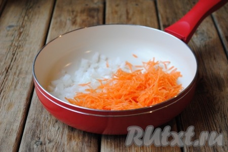 Горох вымыть, залить чистой водой и оставить на ночь. Затем воду слить,&nbsp;горох поместить в кастрюлю, залить 3 стаканами чистой воды, варить до готовности на небольшом огне (у меня горох варился 1 час, но продолжительность варки зависит от сорта гороха). Лук и морковь очистить, лук нарезать кубиками, морковь натереть на тёрке. Обжарить морковь с луком на небольшом количестве растительного масла до золотистого цвета.&nbsp;
