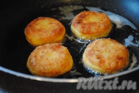 Жарить гороховые котлеты на среднем огне по 3 минуты с каждой стороны (до красивого золотистого цвета). 