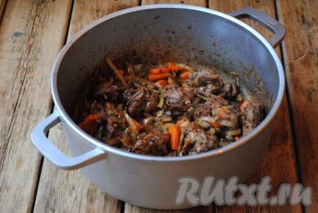 Добавить приправу к мясу и соль. 