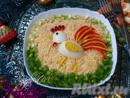 Праздничный салат "Петушок" станет украшением новогоднего стола. Вкусного вам Нового года!