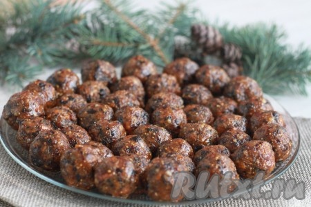 Из массы сформировать шарики размером с грецкий орех и обвалять их в отрубях. Таким образом у меня получилось 48 конфет.
