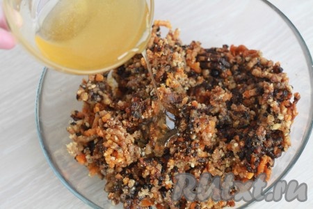 Ром, мед и специи добавить к измельченным орехам и сухофруктам, тщательно перемешать.
