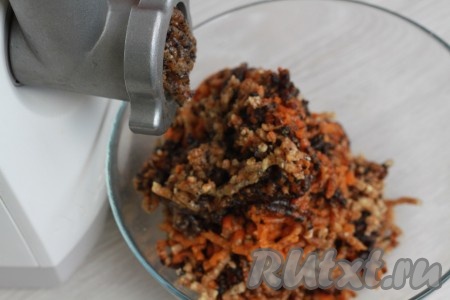 Сухофрукты вымыть и обдать кипятком (это нужно сделать для того, чтобы в наши конфетки не попали ненужные примеси). Хорошо промытые сухофрукты измельчить блендером или пропустить через мясорубку. Можно нарезать и обычным ножом, но чем однороднее будет масса сухофруктов, тем лучше получится наш десерт. Орехи тоже измельчить.