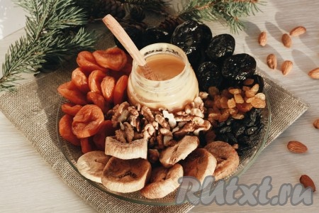 Ингредиенты для приготовления домашних конфет из сухофруктов и орехов.