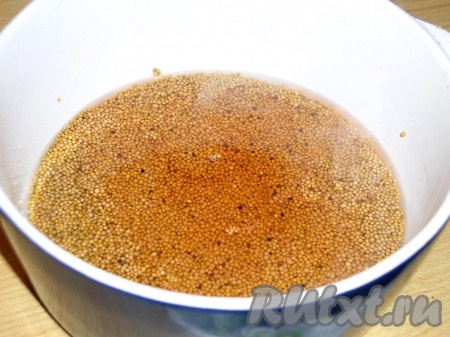 Перед приготовлением зерна горчицы промывают в миске. Сливают всплывающий сор, потом промывают в сите для удаления песка. Дают стечь воде и помещают горчицу в кастрюльку или литровую баночку.
