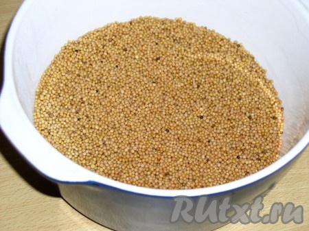 Заливают зерна кипящим уксусом, закрывают крышкой и оставляют на 8-12 часов. Зерна горчицы значительно увеличиваются в размере. Далее все готовится быстро и просто.
