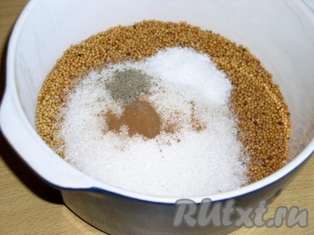 Добавляют к горчице сахар, соль, специи и луковый соус.
