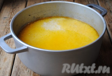 Долить в казан кипяток, чтобы вода была на 1,5-2 см выше уровня риса. По желанию добавить ещё специй.&nbsp;
