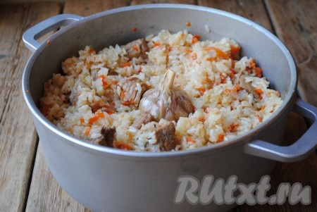 Готовый плов аккуратно перемешать. 