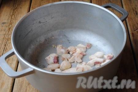 Курдючный жир нарезать небольшими кубиками и отправить в казане на средний огонь.
