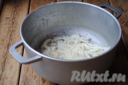 В растопленный жир отправить лук, нарезанный полукольцами.&nbsp;
