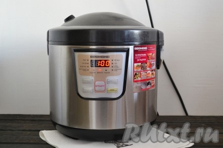 Включить мультиварку на режим "Выпечка" на 40 минут (у меня мультиварка автоматически включается на 1 час, поэтому слежу за временем, а не жду сигнал).