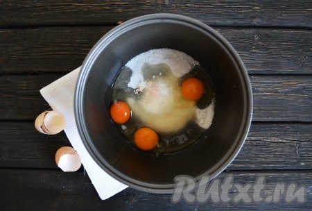 Добавить куриные яйца. 