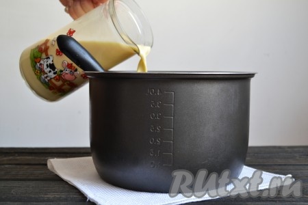 Молозиво соединить с молоком и влить в чашу мультиварки. Молоко нужно для того, чтобы запеканочка стала пористой, нежной и очень сочной. Без молока будет тоже вкусно, но блюдо получится достаточно плотным.