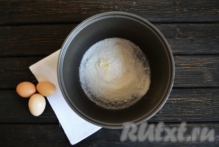 В чаше мультиварки соединить сахар, ванилин и соду.
