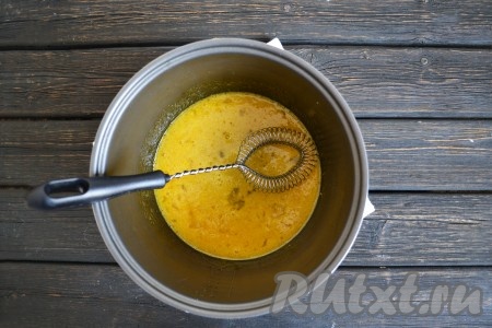 С помощью венчика или миксера взбить яичную массу. 