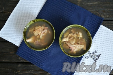 Бульон еще раз вскипятить и залить им мясо. Остудить до комнатной температуры и отправить заливное из головы толстолобика в холодильник до полного застывания (для этого понадобится 5-7 часов).
