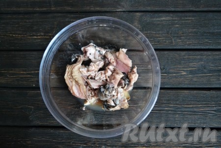 Остывшее мясо рыбы обобрать от костей, а бульон процедить через мелкое сито или двухслойную марлю.
