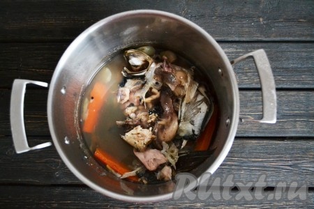 Довести до кипения, снизить огонь к минимуму, посолить и продолжать варить 2-2,5 часа. За это время голова хорошо разварится и отойдут кости. Бульон бурлить и сильно кипеть не должен.&nbsp;
