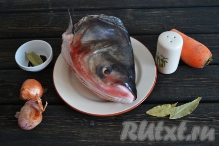 Подготовить необходимые ингредиенты для приготовления заливного из головы толстолобика. 