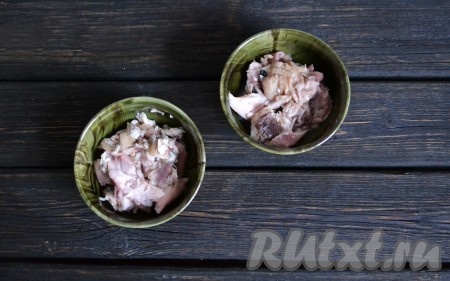 Мясо разложить по пиалам, заполняя емкость наполовину.
