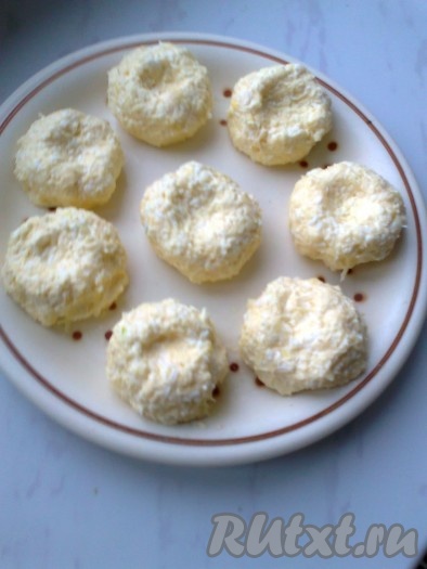 Формируем наши будущие мандаринки, как на фото, убираем в морозилку для застывания на 15-30 минут.