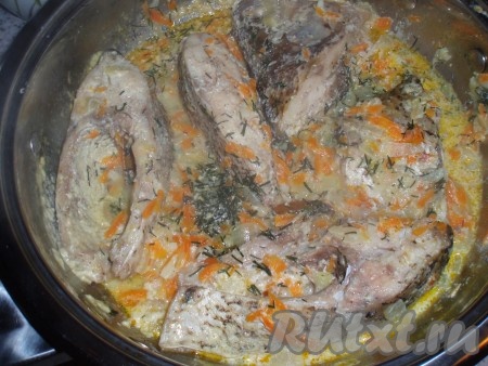 В конце тушения добавить зелень укропа и еще пару минут потушить.