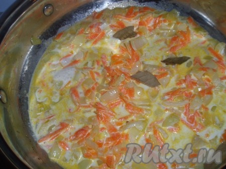 Затем к обжаренным овощам влить сливки, посолить, положить лавровый лист и довести содержимое сковороды до кипения.
