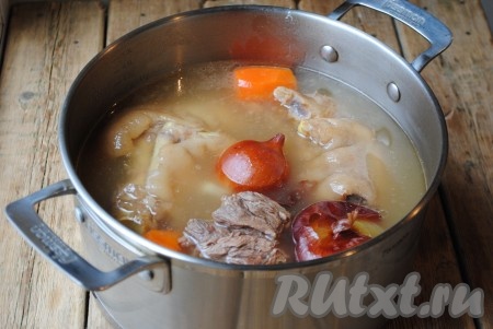 Затем добавить в кастрюлю соль, чёрный перец горошком и лавровые листья, продолжить варить ещё 2 часа на очень медленном огне.