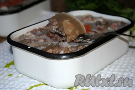 Холодцу из говядины и свиных ножек дать остыть при комнатной температуре, затем убрать в холодильник до полного застывания. Подавать этот вкусный домашний холодец лучше всего с горчицей или хреном.&nbsp;